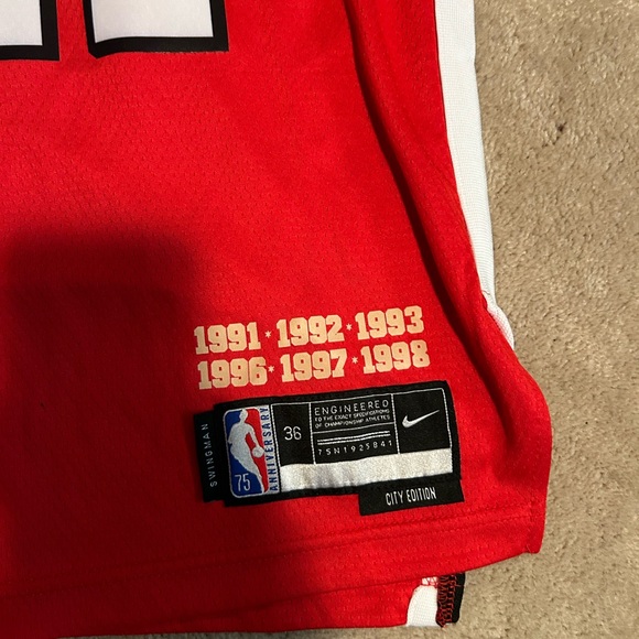 Never worn 75th anniversary Chicago Bulls Demar Derozan jersey. - Picture 3 of 6